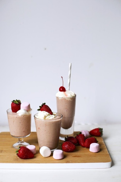 karmapoilce: Roasted Strawberry Marshmallow Milkshakes
