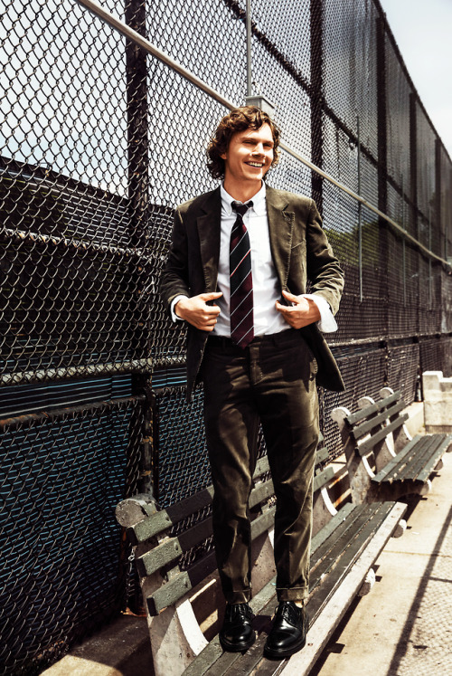 milesdmorales:Evan Peters by Victoria Stevens for GQ (August 2018).