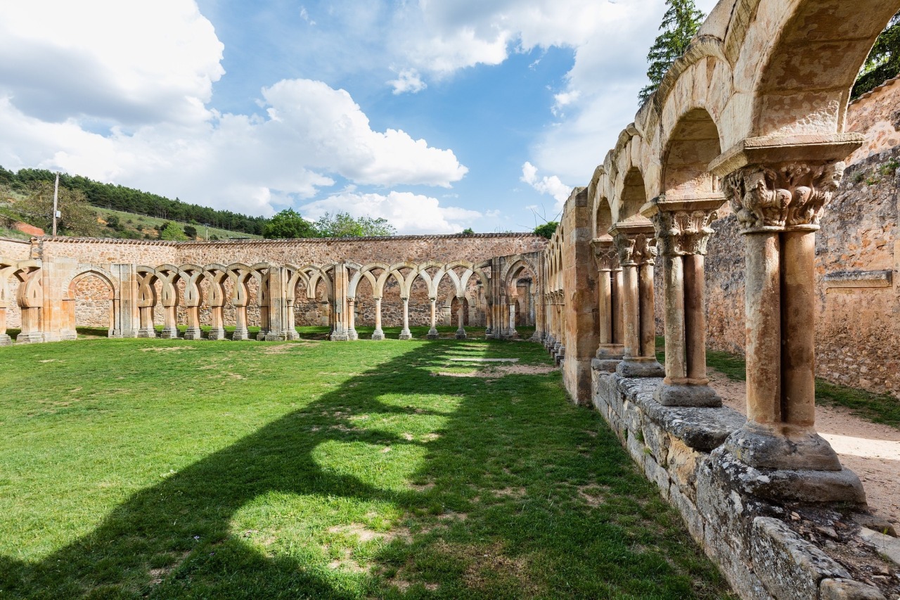 m1male2:Monasterio de Juan de Duero #Soria #España, uno de los conjuntos más significativos del románico castellano. Sólo se conservan la iglesia y las arquerías del claustro. Desde la 2ª mitad del s.XII en posesión de la Orden de los Caballeros