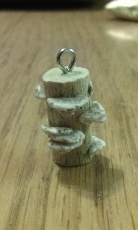 bonkalore:  The newest addition to my jewelry crafting so far! It’s tiny af but that’s also why it took so long to do fff… I plan to do an earring set but this alone took about 5-6 hours…  Every set and piece will be uniquely sold since I literally