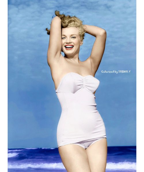 Marilyn Monroe photographed by André De Dienes, 1949. . . . . . . #MarilynMonroe #Marilyn #Monroe #1