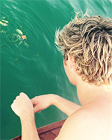 craicthatniall:  niall + shirtless 