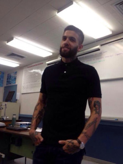 jessicaraaaa:  f-r-e-e-y-0-u-r-m-i-n-d:  generationofmodifications:  A Chemistry teacher.  i suddenly like chemistry  wait what the fuck kind of unfair school has this guy as a teacher??? all of my teachers looked llike the guy that sells corn dogs at