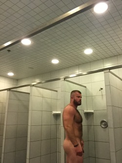 halohunks:  Locker room  PreciOso