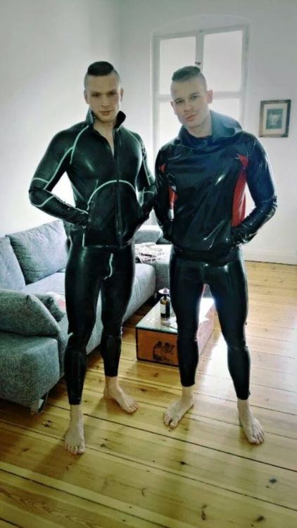 gayboykink:Who wouldn’t want to kneel at them legs? *drool*