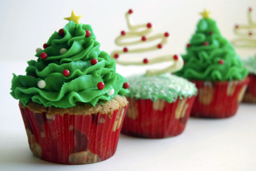 doughsndonots:  Christmas Tree Cupcakes. Want mmhore? Follow doughs’n’donots