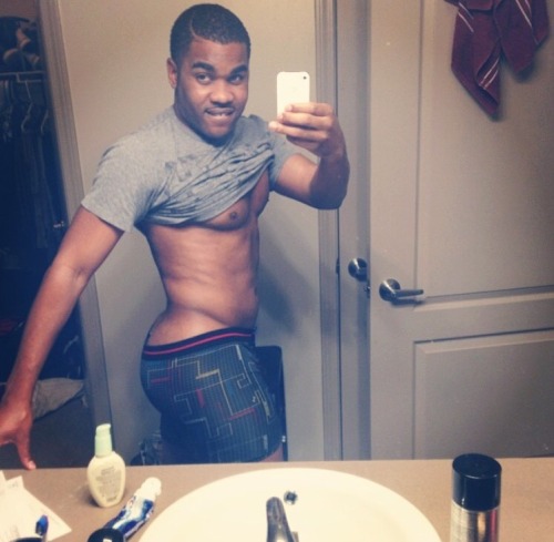 seacrit14:  getitmoist:  IG : Bodyamazin & it is.  Went to college with this guy