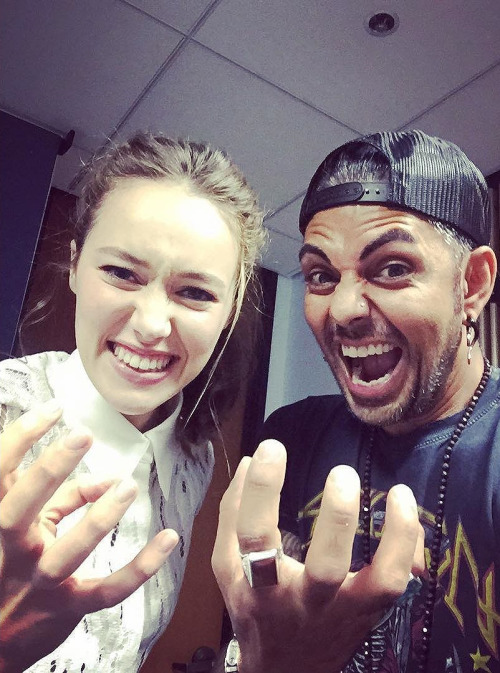 alycia-careys: @josemangin​: Clawing zombies w @feartwd actress &amp; Australian hottie @alyciaj