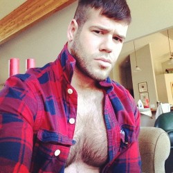 x1randevbprsiq29g4n:  H’s primitivo. And so hot.   Mmmm love the open shirt yummy