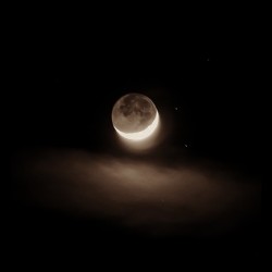 donmillertogo:  Cloudy Crescent #Moon #Lunar #AstroPhotography #Crescent #SkyCandy #clouds 