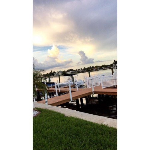 Home ❤️   #home #florida #stpetersburg #stpetebeach #sunset #latergram #leighbeetravel #cloudy #onthedock #vitaminsea  (at St. Pete Beach, Florida) https://www.instagram.com/p/BocEofWhbo1/?utm_source=ig_tumblr_share&igshid=dpw6u6qnm80a