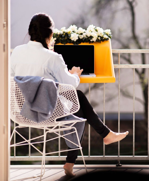 odditymall: The BalKonzept is a German designed desk for your balcony. Just place it over the railin