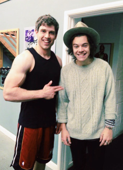 blamestyles:  @Matt__Barr: Pumping iron and @Harry_Styles arrives! Legend! #1D #gymselfie 