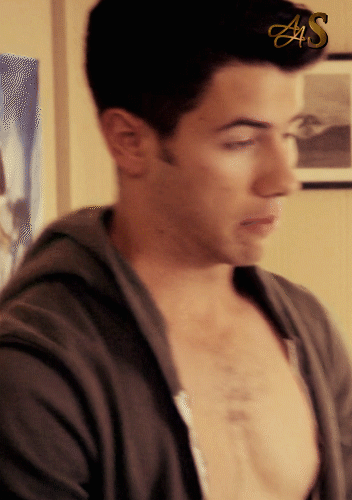 itsandrewbarrybitch:  WHAT THE ACTUAL FUCK NICK JONAS :O 
