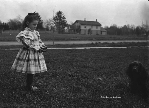 vintageeveryday:Lovely photos of vintage kids with their cameras