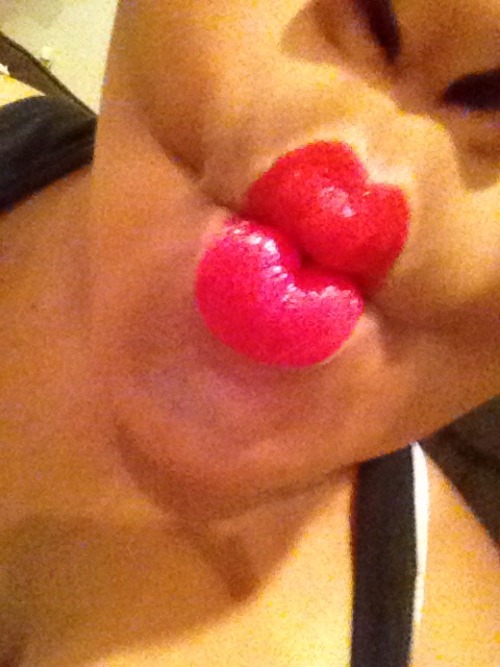 ifyougotit:  I got bored and took pics of my lips.