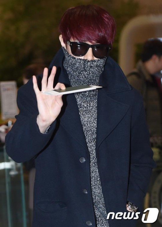 his-torybegins:
“ [NEWS] 160116 Gimpo Airport
“히스토리 나도균, 가려도 다 보이는 ‘멋짐’
”
HISTORY’s Na Dokyun, Even covered up, an obvious ‘handsomeness’
Src: news1
trans cr: his-torybegins
please take out with full credits
”