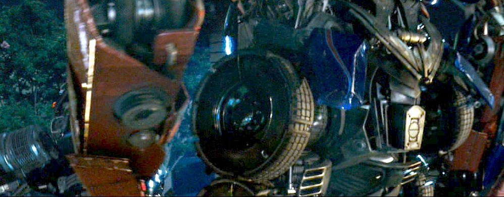 darkenedwarlord:  butterflyinthewell:  An even better shot of Optimus’ ass. Because