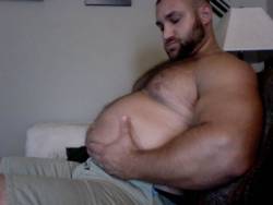 bigbellyboiz:  bigguys365:Big   Big arms, big belly.