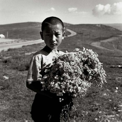 whileatsea:A flower boy at the roadside  (Daqinh Mountain, Inner Mongolia, 1998)from [ The Chinese ]