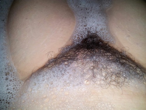 hairysweetlittleone:  Bath time <3  I would give so much to be on that bath tub