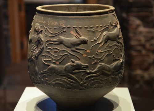 The Colchester Vase (c. 175 AD), found in a Roman grave at West Lodgein Colchester (England).Depicte
