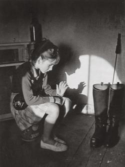 shihlun:  Young Kate Bush playing with shadow. Photo by John Carder Bush