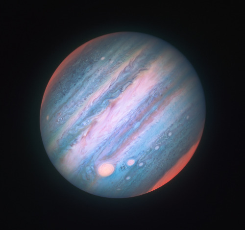 adrian4universe:Giove visto dal telescopio spaziale Hubble, negli infrarossi.Nello scatto sotto si v