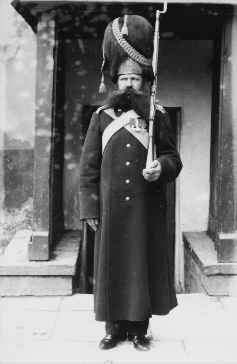 Armée russe, 1892.Photographies.Art by E. et F. de Jongh.Photographes.1- Grenadier du Palais.2- Gren