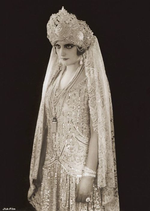 soleil-de-matin:Woman in a beautufull Russian kokoshnik, Paris, 1924