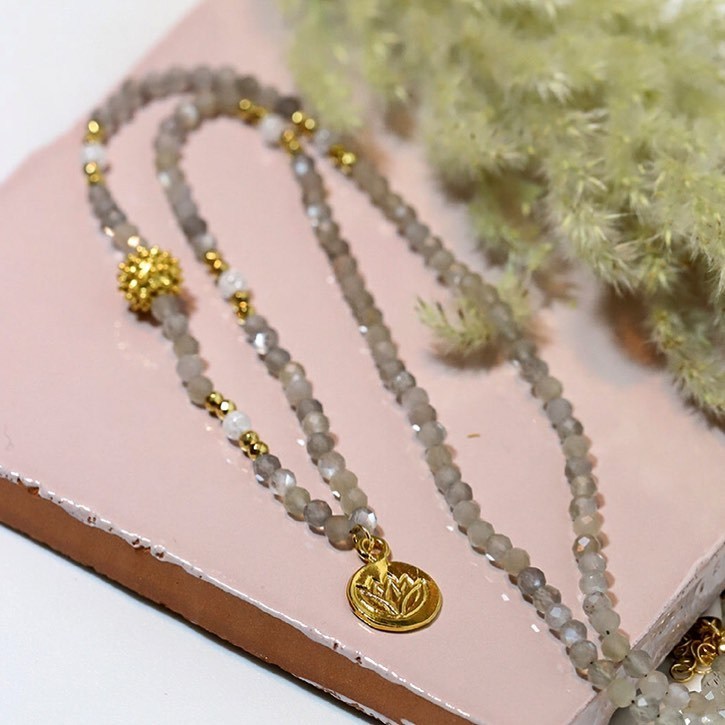 Die “Lotus” ist die Blume des Lebens par excellence im Buddhismus, wo sie ein Symbol für Reinheit und Erneuerung ist.
MOONSOON with Love By Virginie
#moonsoonjewelry #naturalstonejewelry #naturalstone #moonsoon #bohojewellery #bohojewelry...