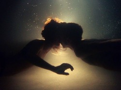 girls-territory:  I want to kiss someone underwater!! 