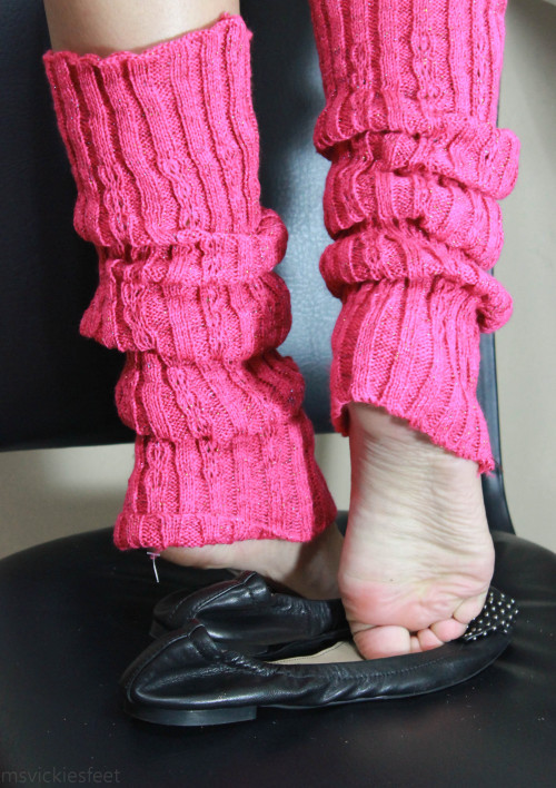 ghostwulf: msvickiesfeet: Warm legs! Just posted a photo set on my private blog, here is a little pe