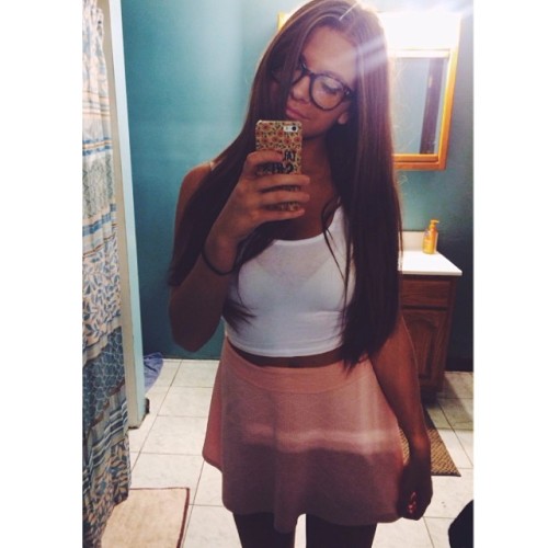 sexy-females-eh: ckalifornia Hottie in a short skirt and glasses
