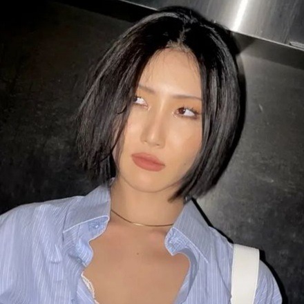 MAMAMOOs Hwasa looks gorgeous with new short hair in recent Instagram  photos  KBIZoom