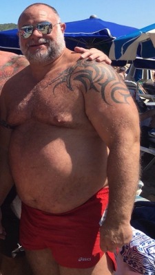 bear-republic:  Woof!  Big sexy man