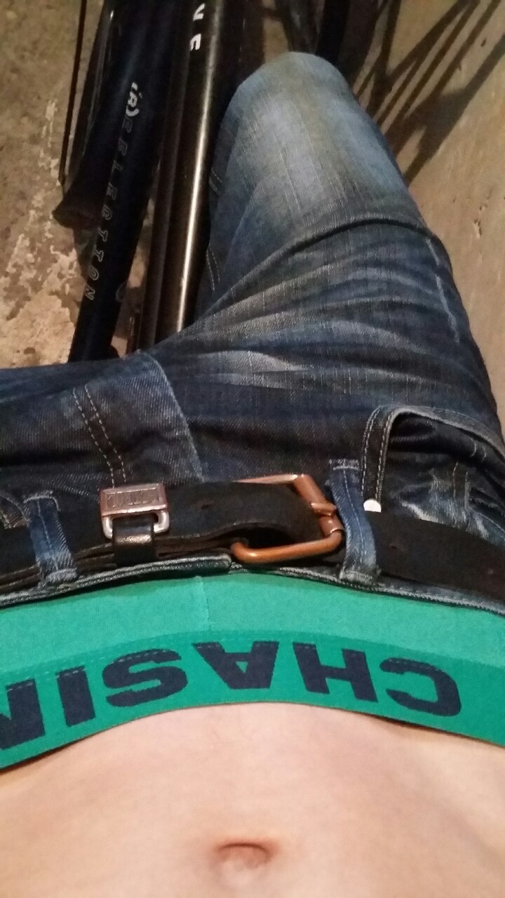 legitsagger:  Me sagging before cycling to the train station