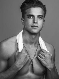 bonitominino:    River Viiperi | Instagram: