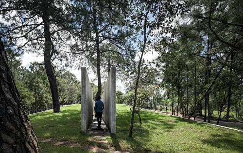 keepingitneutral:    The Hill in Front of the Glen, El Vaquerito, Morelia, Michoacán, Mexico,HW STUDIO Arquitectos,  Interior design: Rogelio Vallejo Bores,  Photography: Cesar Bejar (Rainy Mood Pictures), Dane Alonso (Sunny Mood Pictures)  