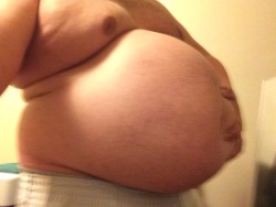 gainingshortguy:  bellydozer:  I’m not a huge eater…but there have been days  DAT ROUNDNESS @_@