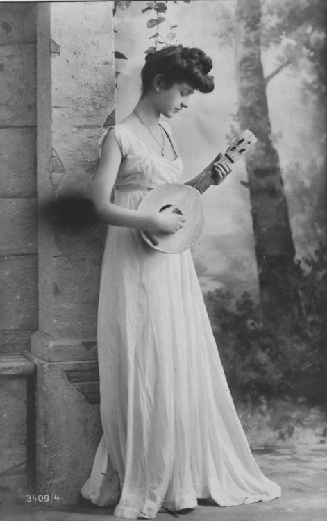 greatgdean:Beautiful Edwardian lady with mandolin