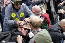 skygazercarba:  La 9e journée de mobilisation interprofessionnelle contre la loi  Travail, extrêmement tendue à Paris s'est achevée. Le défilé, très  compact est parti du sud de la capitale en tout début d'après-midi pour  arriver Invalides,