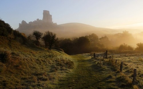 nordicsublime:Corfe Castle - oddstuffmagazine.com