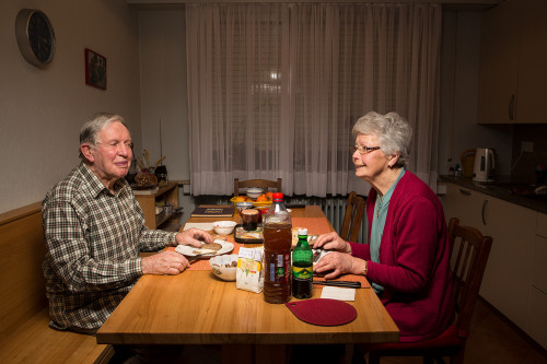 bobbycaputo:     Lois Bielefeld | Weeknight Dinners    Photographer Reveals What Dinnertime Looks Like Across the U.S.  