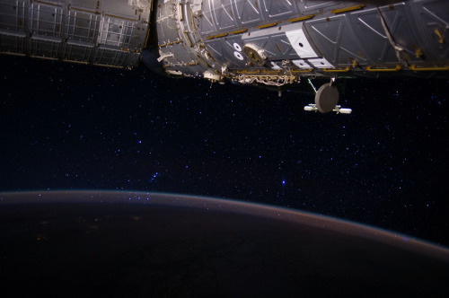 distant-traveller:Orion’s belt rises through the atmosphereOn June 23, 2014, Expedition 40 Flight En