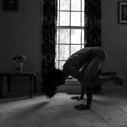 naked-yoga:  bakasana~