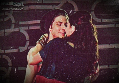 so-se-foreterno:  A cada olhar…A cada sorriso…Acada abraço…A cada beijo… Cada vez mais acredito que vocês foram feitos um para o outro.Podem dizer que não,mais eu sei que sim…Ela é a Princesa dele…Ele é o Mendigo dela…E juntos é o