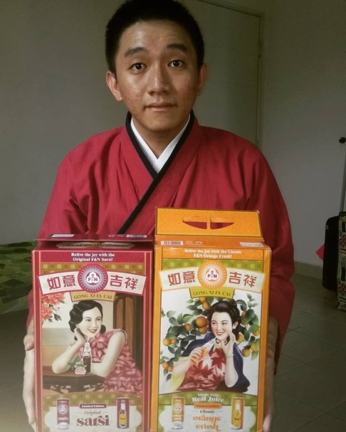 Photo with #hanfu #shuhe and F&N #sarsi , #orangecrush #cny2018 box sets.与 #漢服 #裋褐 和 #戊戌年 #農曆新年 