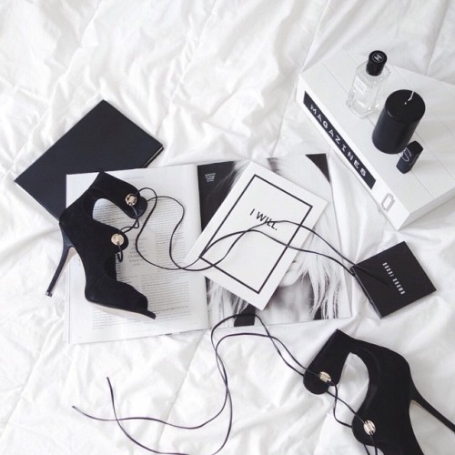 purestic: simplichity: thehollywoodheels: ✖️Madness✖️ In my bed Shoes | @shoessante Cahier “i 