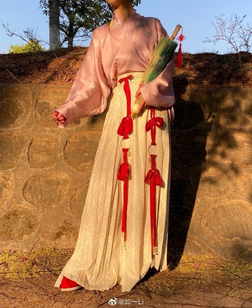 hanfugallery:chinese hanfu | waist ornaments oxalis knots酢浆草结 + pleated skirts baidiequn百迭裙